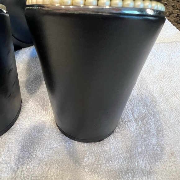 🔥🔥CHANEL🔥🔥 Gorgeous Black Lambskin Heels - Picture 7 of 16